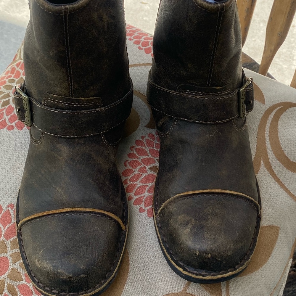 UGG Men's Dark Brown Leather Boots - Picture 3 of 9